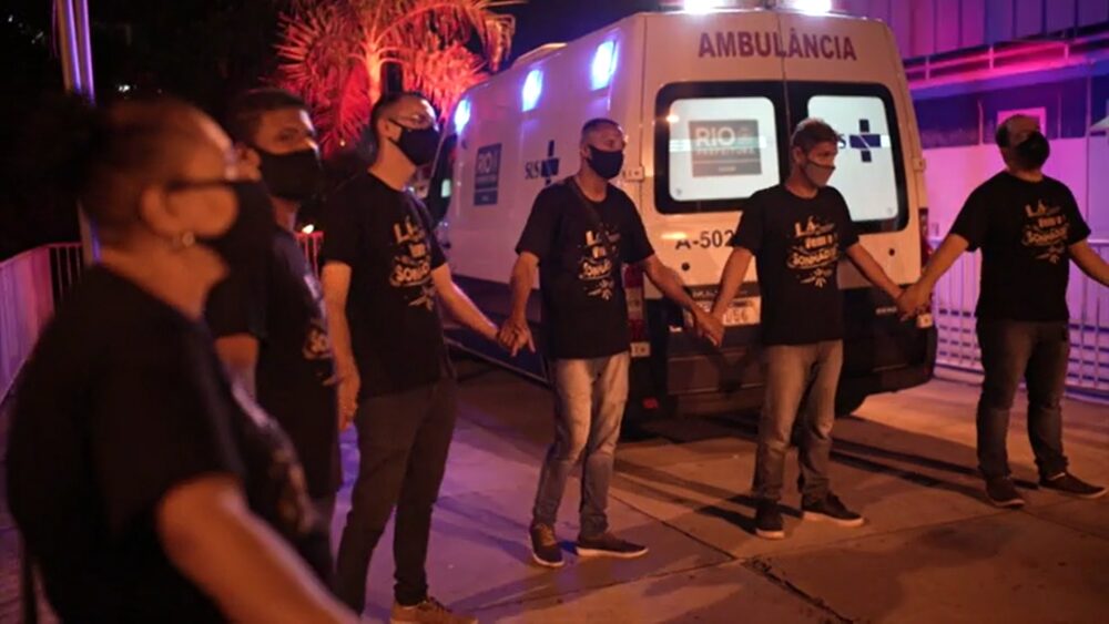 Pastor brasileño dirige oraciones en hospitales por pacientes con COVID-19