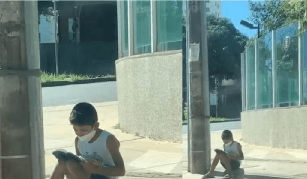 Niño que vendía en las calles y leyó la Biblia en acera, transformó su vida después de que el video se volvió viral