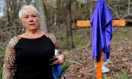 ‘Dios estaba con nosotros’: Una cruz resulta intacta tras el paso de un tornado en Alabama