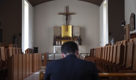 Las iglesias son esenciales y no deben ser maltratadas, concluye gobernador de Indiana tras firmar nueva ley