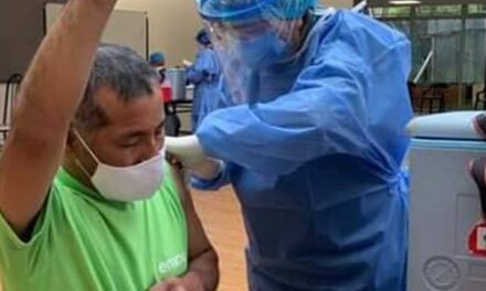 Con emoción, trabajador de aseo en ecuador, ora y agradece a dios al recibir vacuna contra el COVID-19