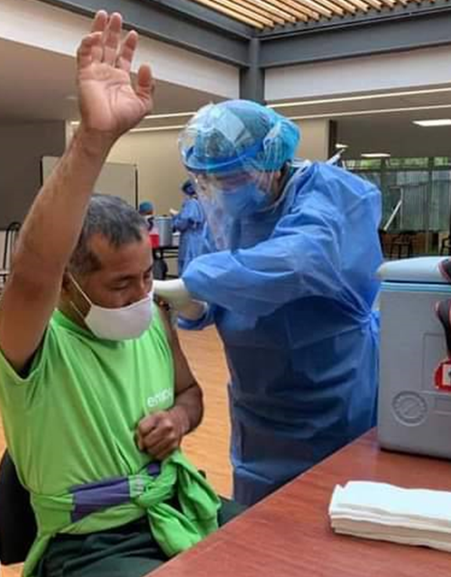 Con emoción, trabajador de aseo en ecuador, ora y agradece a dios al recibir vacuna contra el COVID-19