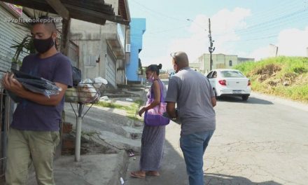 Pastor vende bolsas de basura en las calles para mantener las cuentas de su iglesia en brasil