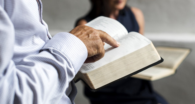 Nueva encuesta revela que millones de estadounidenses volvieron a leer la Biblia en medio de la pandemia